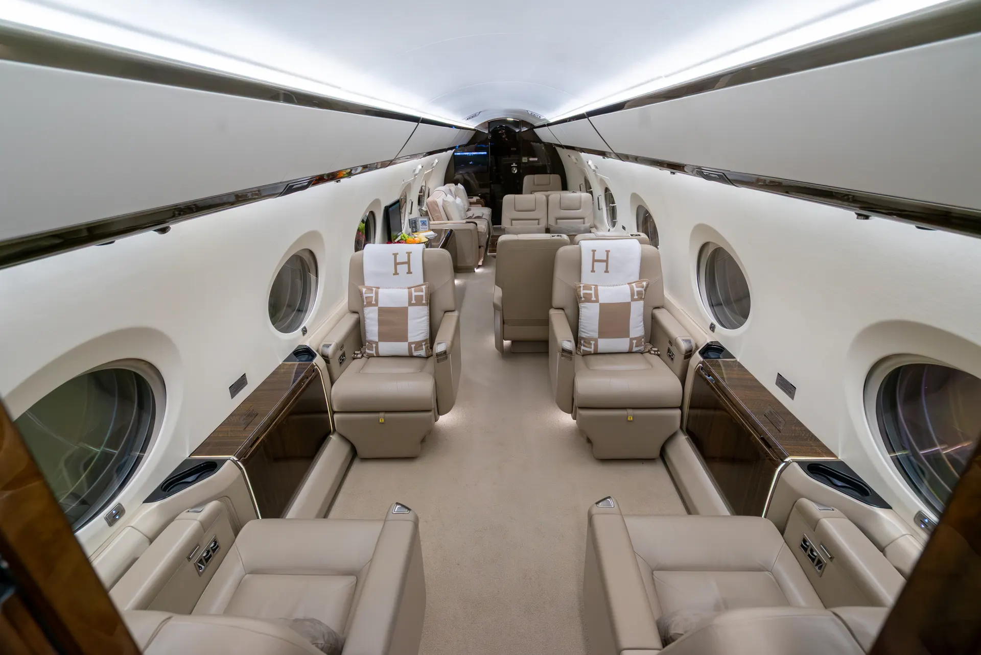 Gulfstream G450 — view 2 of 3