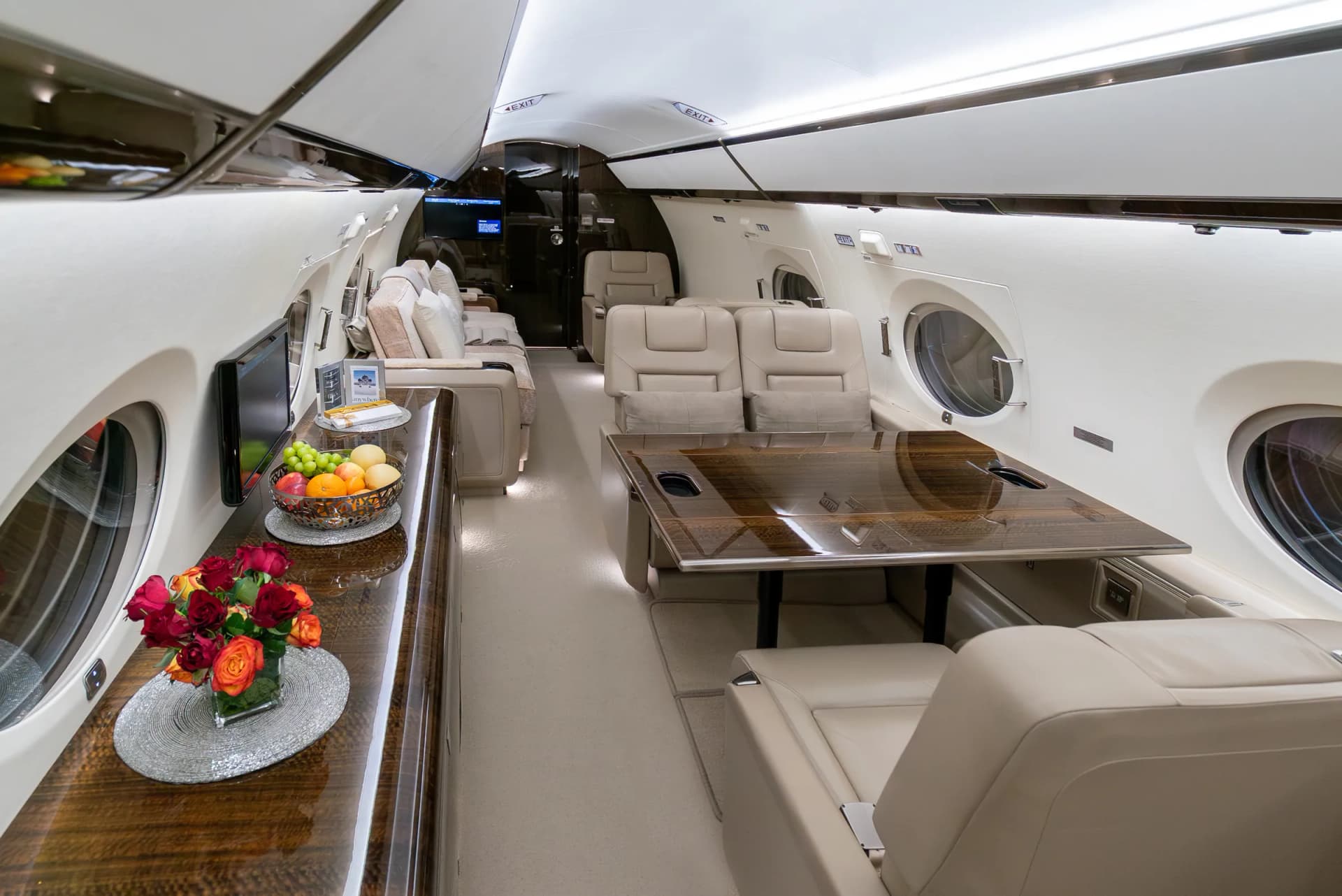 Fresh flowers and a fruit bowl on the Gulfstream G450 credenza beside the conference table
